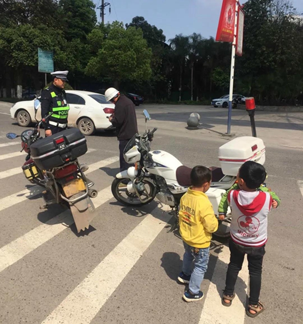 膽大！宜賓一男子酒后駕駛摩托車(chē)，還載著3個(gè)小孫子！(圖3)