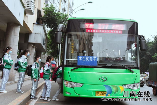 投用新車加密班次！瀘州公交助力復(fù)工復(fù)產(chǎn)復(fù)學(xué)讓市民舒心坐公交(圖3)