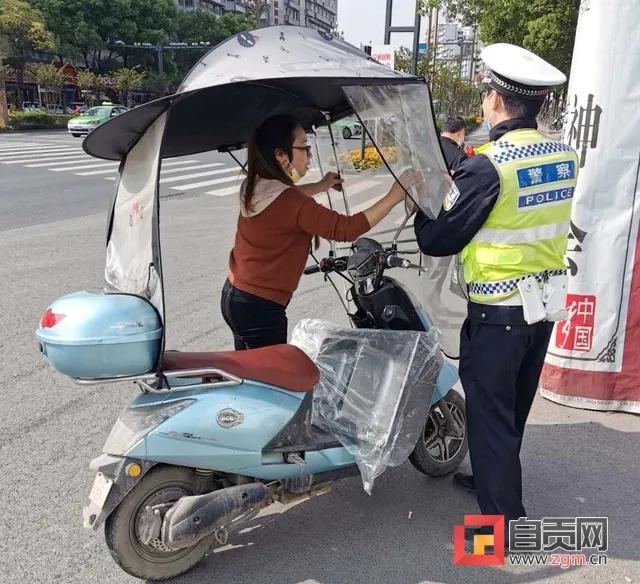 違法的！自貢的摩托車司機別再裝這東西了