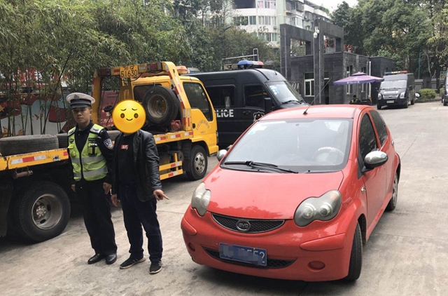 為了逃避違章處罰！宜賓一男子竟在網(wǎng)上買假車牌裝上車(圖2)
