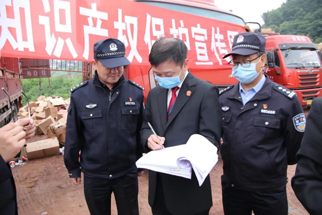 宜賓屏山集中銷毀5000多箱假酒！涉案金額達(dá)6000萬(圖4)