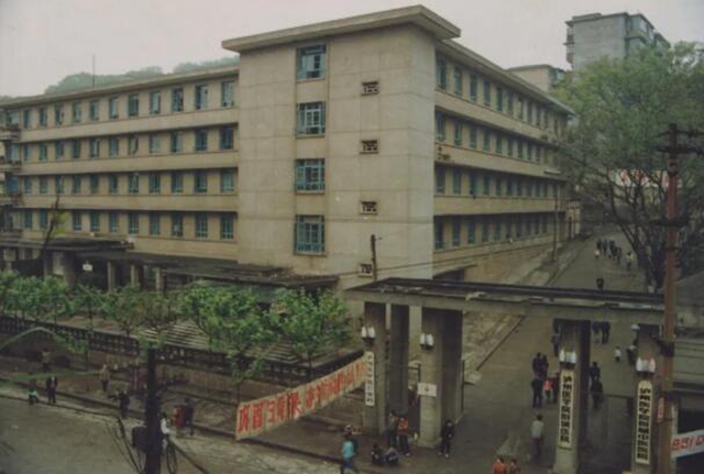 【70年·時移境遷】變了又變的西南醫(yī)大附院大門，你看過幾個？(圖4)