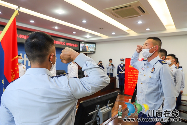 9人光榮入職！瀘州首批公開招錄消防員被授銜(圖8)