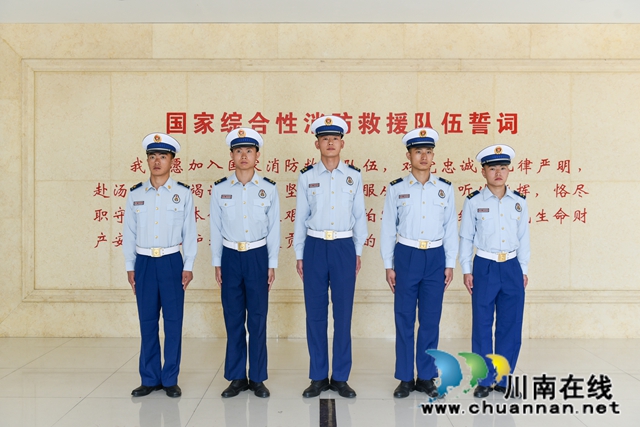 9人光榮入職！瀘州首批公開招錄消防員被授銜(圖5)