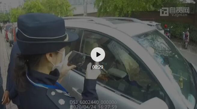 驚險(xiǎn)！自貢一5歲男童被鎖車內(nèi)，看看這會(huì)有多危險(xiǎn)
