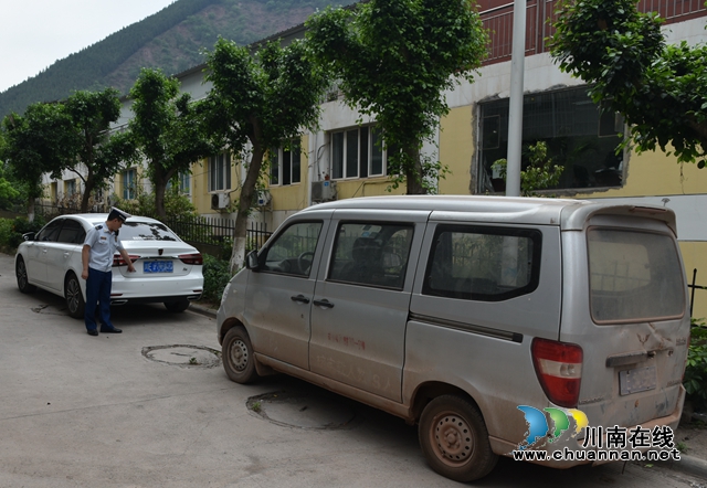 堵塞小區(qū)道路 瀘州2名私家車(chē)主被罰抄寫(xiě)消防法規(guī)(圖2)