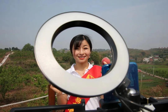 2小時(shí)賣出6000斤！內(nèi)江這個(gè)小山村來了一群“美女主播”(圖2)