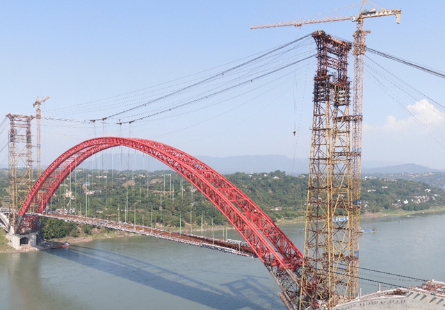 再創(chuàng)世界紀(jì)錄，央視現(xiàn)場直播……合江長江公路大橋合龍了！(圖3)
