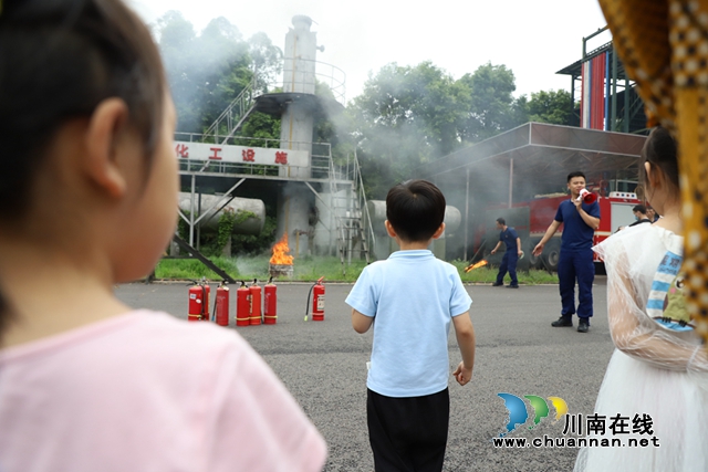 瀘州：特別的兒童節(jié)！娃娃走進(jìn)消防站零距離當(dāng)起“消防員”(圖3)