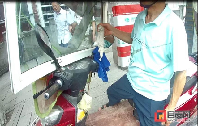 自貢男子DIY電動車前擋玻璃，還帶手動雨刮，但是違規(guī)了！(圖2)