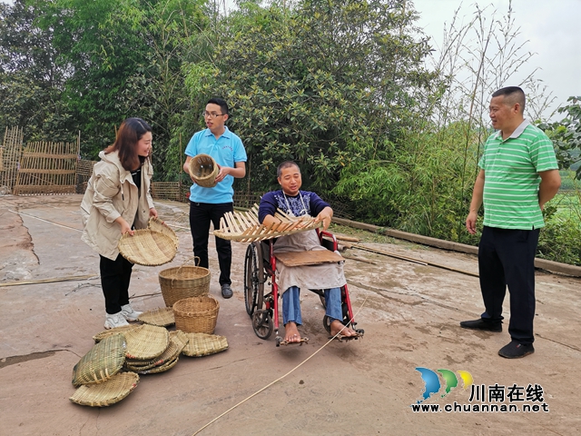 瀘縣太伏鎮(zhèn)：玩抖音開網(wǎng)店種養(yǎng)新奇特 駐村工作隊講好伏龍村富農脫貧故事(圖2)