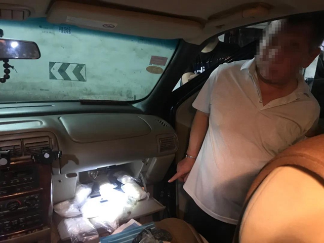 瀘州警方破獲特大販毒案，毒販家中搜出成堆現(xiàn)金毒資！(圖4)