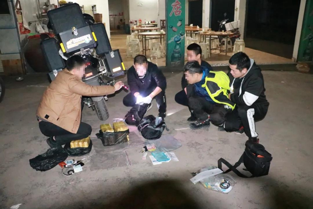 瀘州警方破獲特大販毒案，毒販家中搜出成堆現(xiàn)金毒資！(圖5)