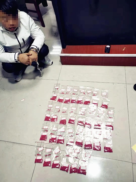 瀘州警方破獲特大販毒案，毒販家中搜出成堆現(xiàn)金毒資！(圖7)