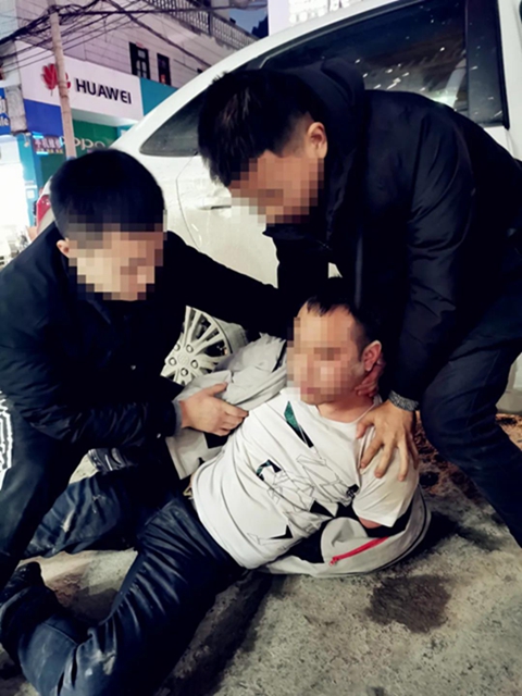 瀘州警方破獲特大販毒案，毒販家中搜出成堆現(xiàn)金毒資！(圖9)