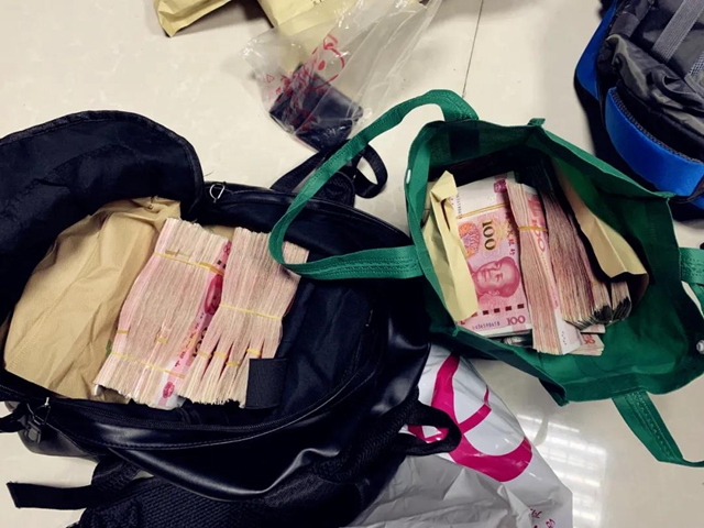 瀘州警方破獲特大販毒案，毒販家中搜出成堆現(xiàn)金毒資！(圖13)