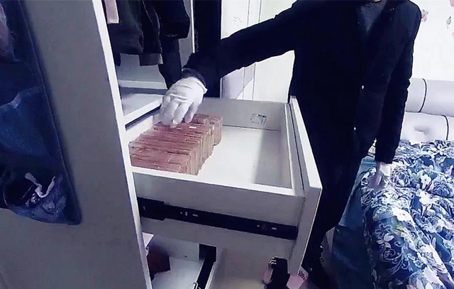 瀘州警方破獲特大販毒案，毒販家中搜出成堆現(xiàn)金毒資！(圖14)