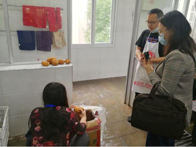 敢賣發(fā)芽土豆！瀘州這家學(xué)校食堂膽子大！