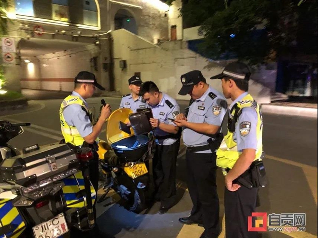 自貢自流井警方設(shè)卡夜查，一男子沖關(guān)拒檢，原因竟是……