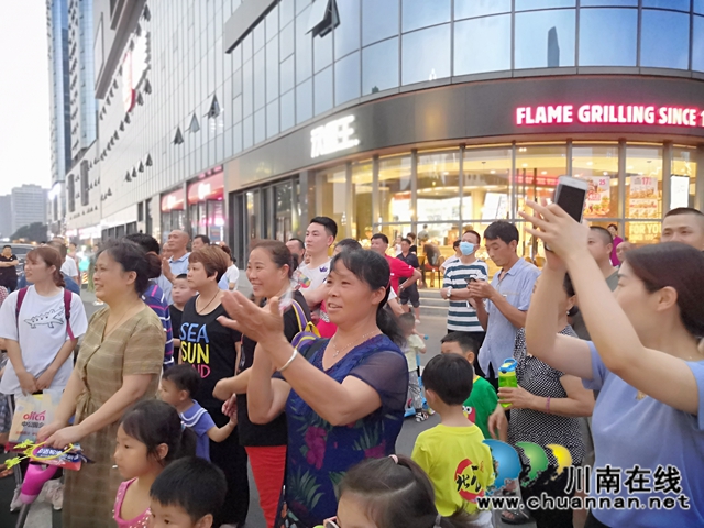 瀘州華升·寶龍廣場(chǎng)“時(shí)光夜市”盛大開(kāi)市(圖4)