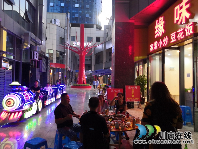 瀘州華升·寶龍廣場(chǎng)“時(shí)光夜市”盛大開(kāi)市(圖10)