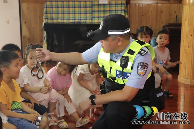 瀘州高速交警聯(lián)合河?xùn)|幼兒園開展“守護平安、童享安全”交通安全進校園主題教育活動(圖1)