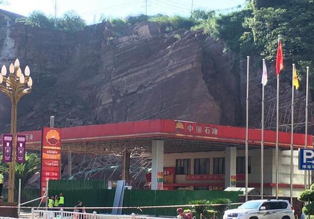 古藺縣城山體塌方出現(xiàn)巨大裂口，部分路段交通中斷(圖2)