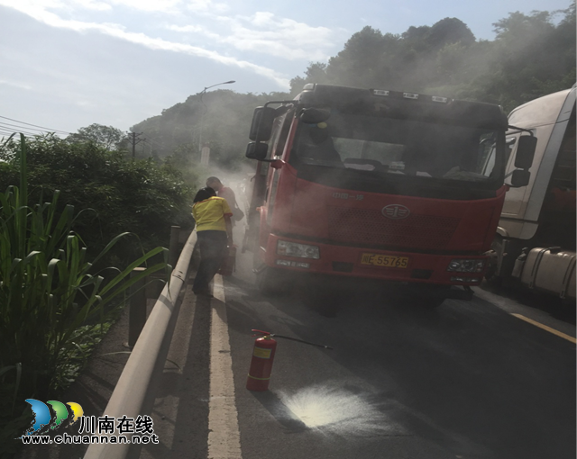 瀘州：大貨車突然著火！加油站女工飛奔撲滅！