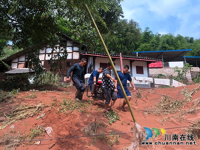 合江消防赴福寶救災清淤：泥巴裹滿雙腿，汗水濕透衣背！(圖4)