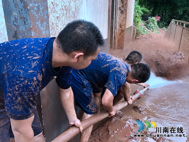 合江消防赴福寶救災清淤：泥巴裹滿雙腿，汗水濕透衣背！(圖5)