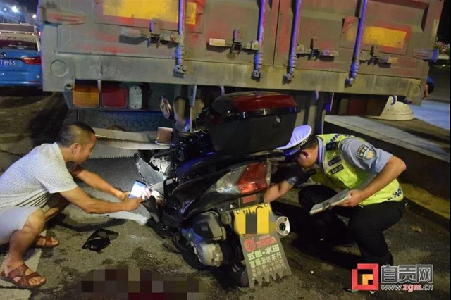 驚險(xiǎn)！自貢一摩托車“鉆”進(jìn)掛車車尾......