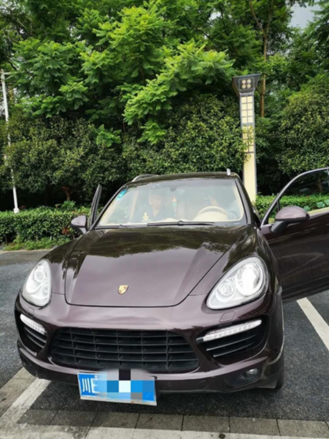 瀘州一女子開豪車揣巨款 被江陽法院執(zhí)行干警當(dāng)場“拿下”！