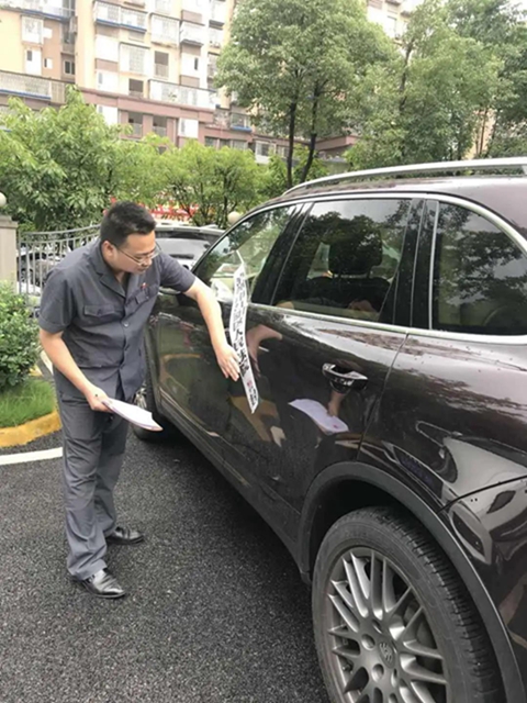 瀘州一女子開豪車揣巨款 被江陽法院執(zhí)行干警當(dāng)場(chǎng)“拿下”！(圖2)