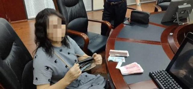 瀘州一女子開豪車揣巨款 被江陽法院執(zhí)行干警當(dāng)場(chǎng)“拿下”！(圖3)