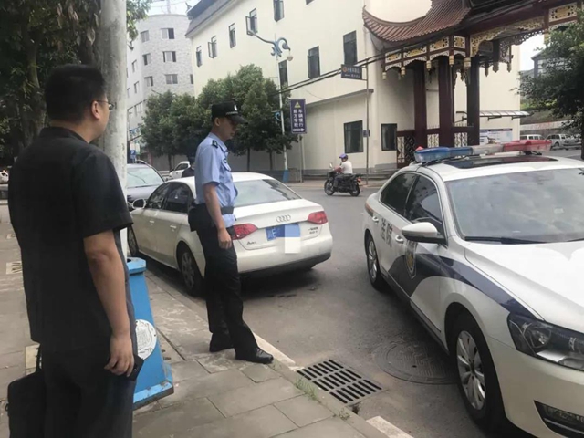 瀘州一女子開豪車揣巨款 被江陽法院執(zhí)行干警當(dāng)場(chǎng)“拿下”！(圖5)