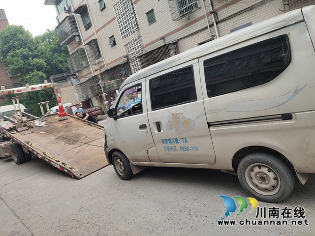 瀘縣云龍鎮(zhèn)：長安車非法儲(chǔ)存液化氣瓶成“炸彈”，執(zhí)法人員迅速排隱患(圖2)