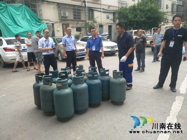 瀘縣云龍鎮(zhèn)：長(zhǎng)安車非法儲(chǔ)存液化氣瓶成“炸彈”，執(zhí)法人員迅速排隱患