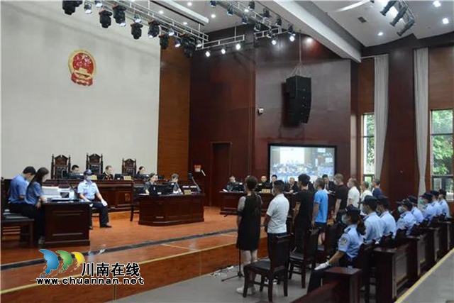 江陽(yáng)區(qū)法院公開(kāi)開(kāi)庭審理一起“套路貸”刑事案件，8人被指控涉嫌詐騙(圖6)