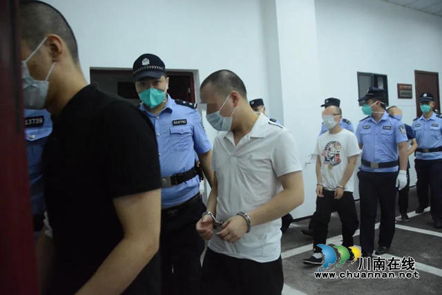 江陽(yáng)區(qū)法院公開(kāi)開(kāi)庭審理一起“套路貸”刑事案件，8人被指控涉嫌詐騙(圖8)