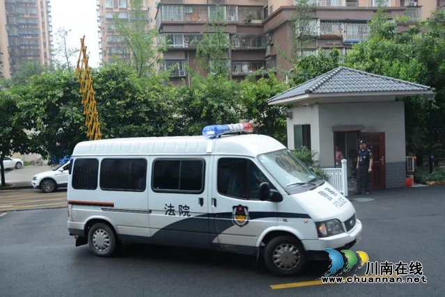 江陽(yáng)區(qū)法院公開(kāi)開(kāi)庭審理一起“套路貸”刑事案件，8人被指控涉嫌詐騙(圖7)
