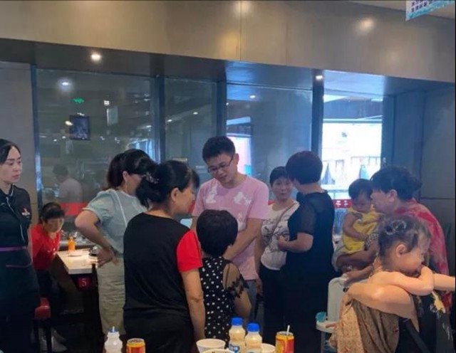 心臟驟停！自貢一女子突然暈倒在火鍋店內(nèi)……