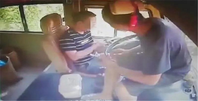 決不饒??！資中一男子客車上搶方向盤被刑拘