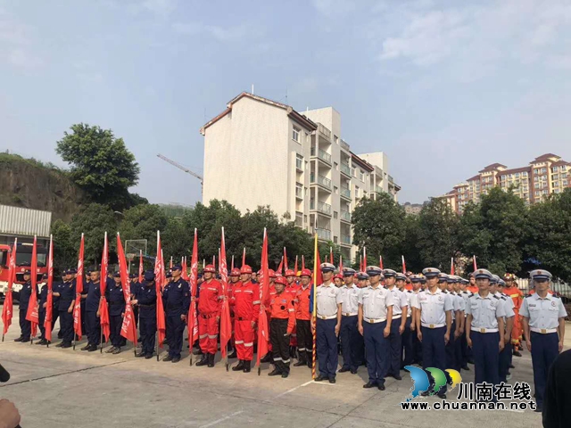 全力保障群眾生命財(cái)產(chǎn)安全！瀘州首批39支市級(jí)應(yīng)急救援隊(duì)伍授旗(圖5)
