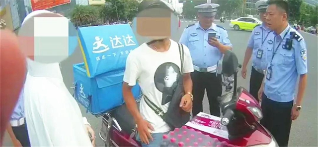 內(nèi)江：違法摩托車主倒地耍無(wú)賴，反說(shuō)“警察打人”