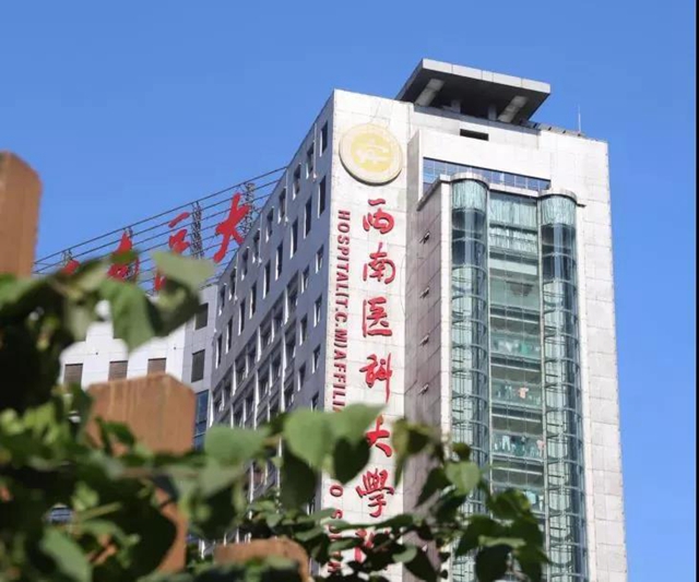 【圍觀】21歲年輕女子后背像癩蛤?。窟€脫皮！