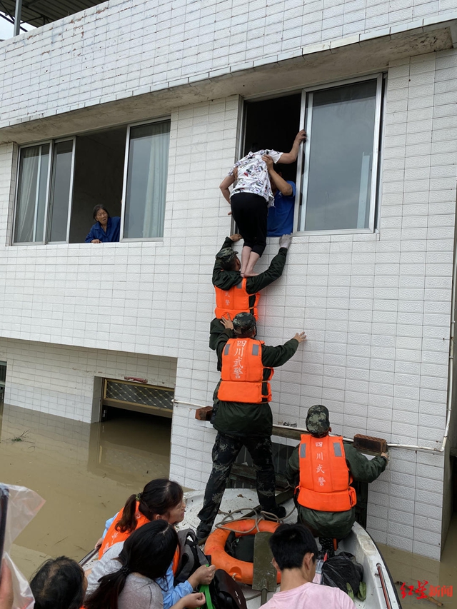 他們，洪水中把“人民”舉在“頭頂”(圖2)