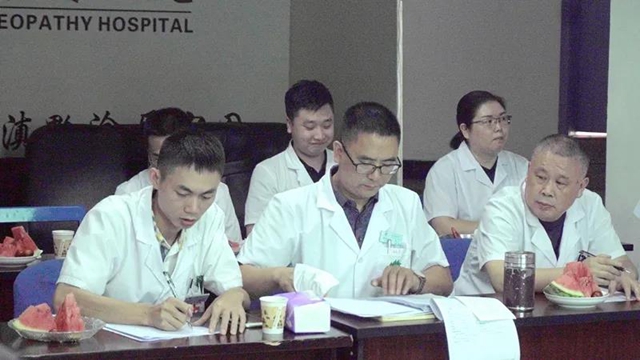 致敬中國醫(yī)師節(jié) | “弘揚抗疫精神，護佑人民健康”(圖2)