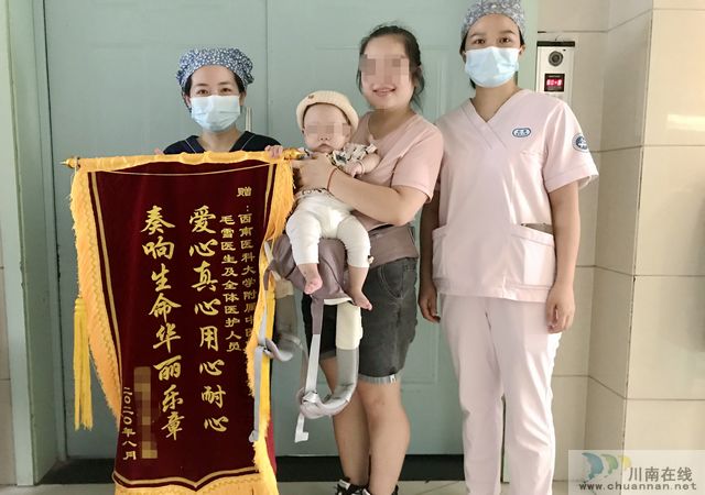 再現(xiàn)手掌寶寶？瀘州一寶寶出生時僅2斤！(圖3)