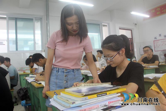 納溪區(qū)護(hù)國中學(xué)教師胡世倩：與學(xué)生一起在知識(shí)的天空遨翔