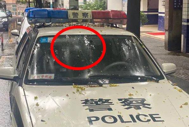 瀘州醉哥提起酒瓶，朝警車走出六親不認(rèn)的步伐……